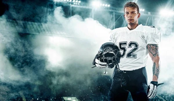 American Football-Spieler. Sportler mit Helm im Stadion. Sport Tapete. Mannschaftssport. — Stockfoto