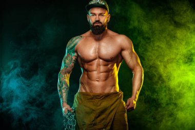 Çıplak gövdeli eşcinsel streptizör. Kaslı fitness sporcusu, spor salonunda zincirli atlet. Enerji ve güç..