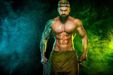 Çıplak gövdeli eşcinsel streptizör. Kaslı fitness sporcusu, spor salonunda zincirli atlet. Enerji ve güç..