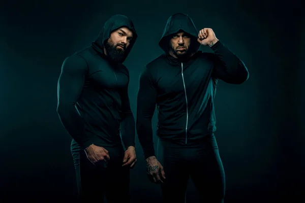 두 근육 피트 니스 스포츠 남자, 체육관에서 atletes. — 스톡 사진
