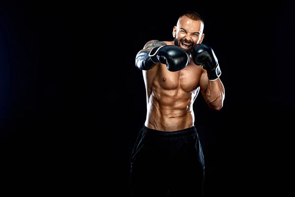 Fitness och boxningskoncept. Boxare, man slåss eller poserar i handskar på svart bakgrund. Individuell rekreation. — Stockfoto