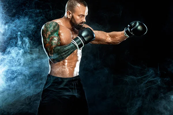 Koncepcja fitness i boksu. Boxer, mężczyzna walczący lub pozujący w rękawiczkach na czarnym tle. Indywidualna rekreacja sportowa. — Zdjęcie stockowe
