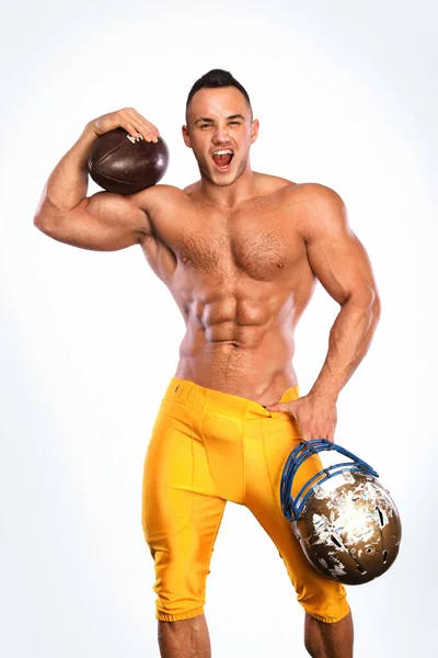 Çıplak gövdeli eşcinsel streptizör. Beyaz arka planda izole edilmiş kask takan Amerikalı futbolcu. — Stok fotoğraf