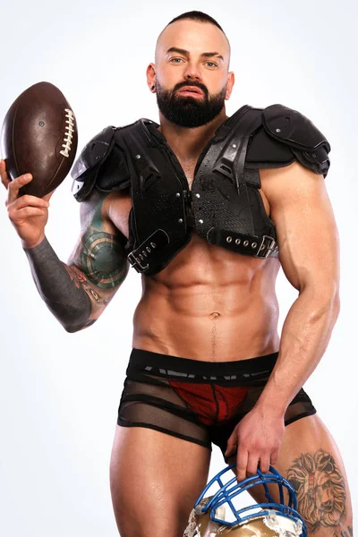 American Football-Spieler mit Helm isoliert auf weißem Hintergrund. Sporttapete. — Stockfoto