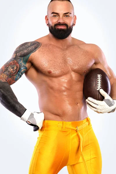 Гей-стрептизер с голым туловищем. Американский футболист в шлеме на белом фоне . — стоковое фото