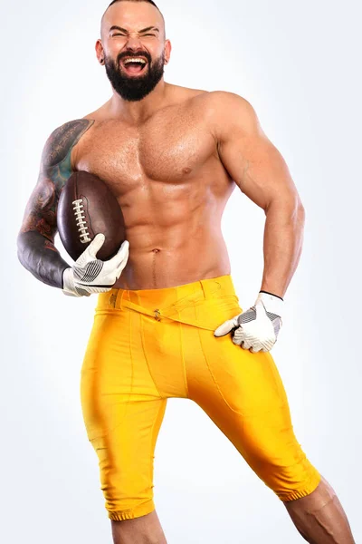 Jugador de fútbol americano en casco aislado sobre fondo blanco. gay estrepitoso con desnudo torso . —  Fotos de Stock