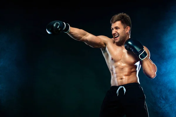 Fitness- und Boxkonzept. Boxer, Mann, der kämpft oder mit Handschuhen auf dunklem Hintergrund posiert. Individuelle sportliche Erholung. — Stockfoto