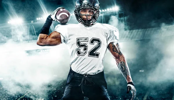 Jugador de fútbol americano. Deportista con pelota en casco en el estadio en acción. Papel pintado deportivo. Deportes de equipo. — Foto de Stock