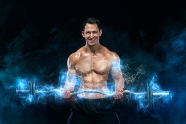Vücut geliştirme sporcusu. Vahşi güçlü kaslı atletik adam siyah arka planda halterle kaslarını şişiriyor. Vücut geliştirme konsepti.