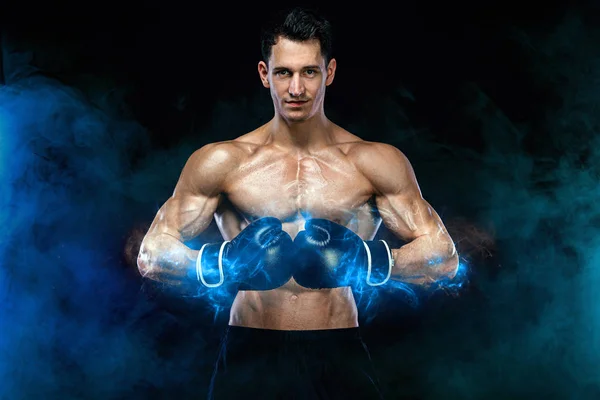 Concepto de boxeo y fitness. Boxeador luchando o posando con guantes sobre fondo negro. Recreación deportiva individual. Energía y energía . — Foto de Stock