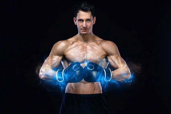 Boxe e fitness concept. Boxer uomo che lotta o posa in guanti su sfondo nero. Ricreazione sportiva individuale. Energia ed energia . — Foto Stock