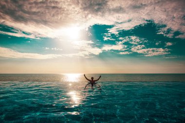 bikinili mutlu adam.