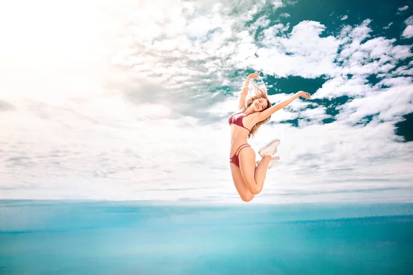 Красива жінка стрибає над морським тлом влітку. Концепція подорожей . — стокове фото