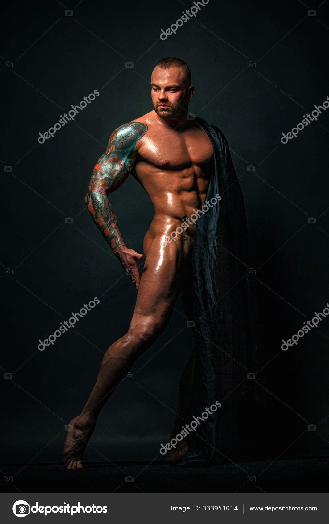 Muskulöse junge sexy netter Mann Bodybuilder isoliert auf schwarzem  Hintergrund. Überraschte schwule Streptizerin mit nacktem Oberkörper. -  Stockfotografie: lizenzfreie Fotos © MikeOrlov 333951014 | Depositphotos