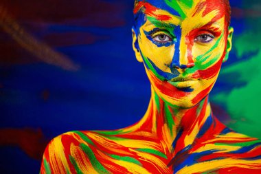 İlham için kadının renkli sanat yüzü. Parlak, güzel bir kızın yakın plan portresi. Renkli makyajlı ve vücut destekli..