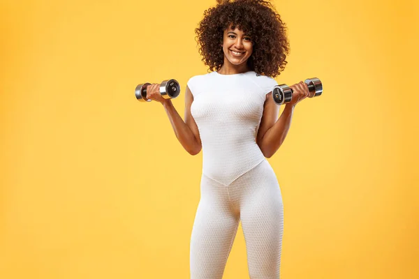 Femme en forme sportive, athlète avec haltères rend l'exercice de remise en forme sur fond blanc. Fitness et motivation au travail . — Photo