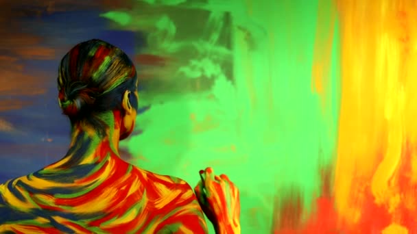 Girl with brush painting picture. Color face art and body paint on woman for inspiration. Abstract portrait of the bright beautiful girl with colorful make-up and bodyart. — 비디오