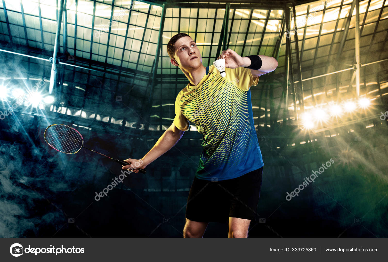 Joueur de badminton en vetements de sport avec raquette et navette sur le stade. Jeu olympique Photo de stock par MikeOrlov 339725860