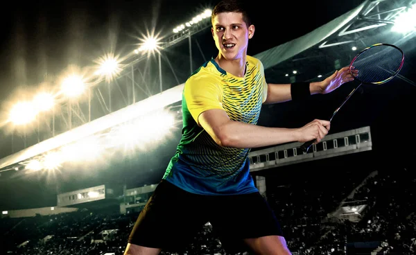 Jugador de bádminton en ropa deportiva con raqueta y lanzadera en el estadio. Juegos Olímpicos juego . — Foto de Stock