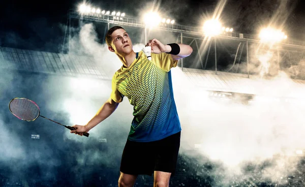 Joueur de badminton en vêtements de sport avec raquette et navette sur le stade. Sports individuels. Loisirs sportifs . — Photo