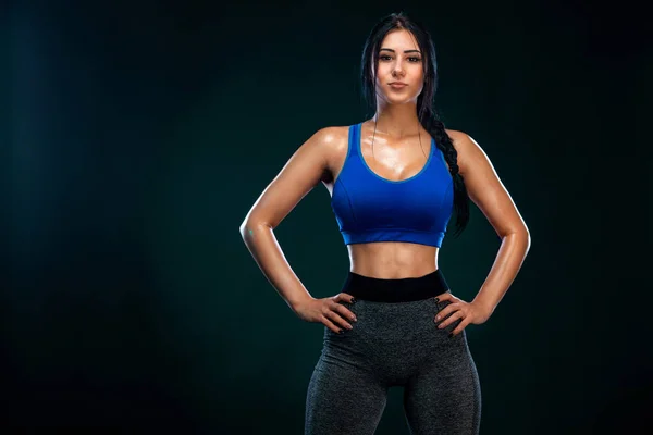 Atleta donna in forma, su sfondo nero. Fitness e motivazione sportiva . — Foto Stock