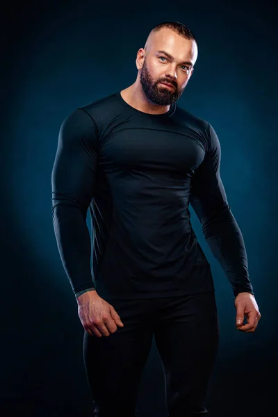 Muscolare giovane atleta sportivo fitness uomo in indumento di compressione. Allenamento in palestra — Foto Stock