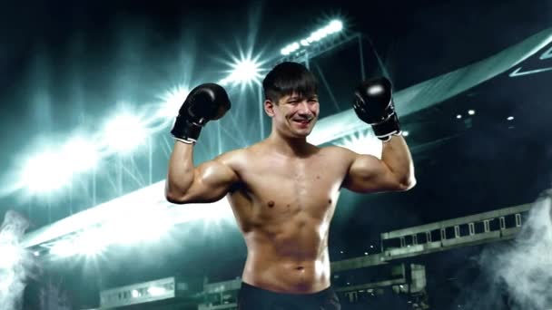 Koncept fitness a boxu. Boxer muž bojuje nebo pózuje v rukavicích na prstenu se světly a oslavuje vítězství. Individuální sportovní rekreace. — Stock video