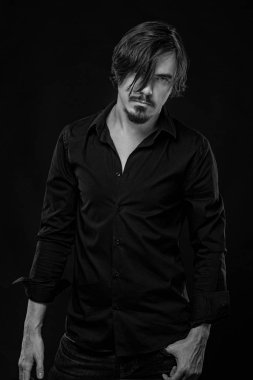 Uzun saçlı ve sakallı yakışıklı genç müzisyen..