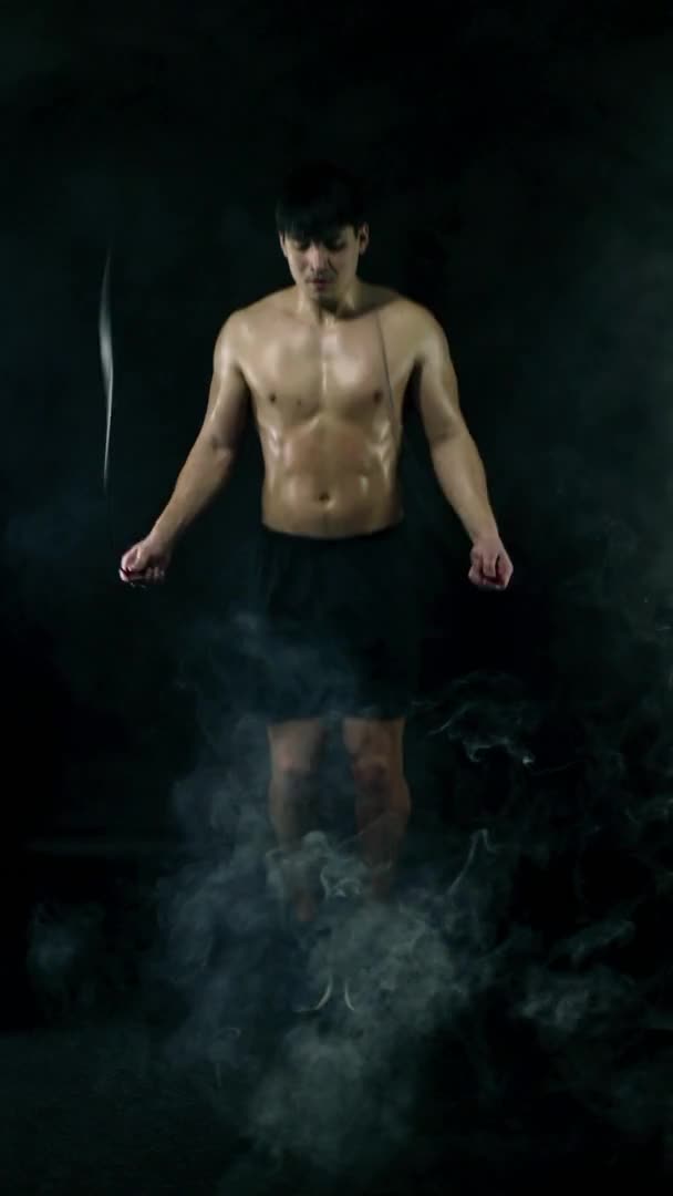 Koncepční trénink v boxu. Boxer man má provaz trénovat černé pozadí. Individuální sportovní rekreace. Zpomal. Svislá obrazovka. — Stock video
