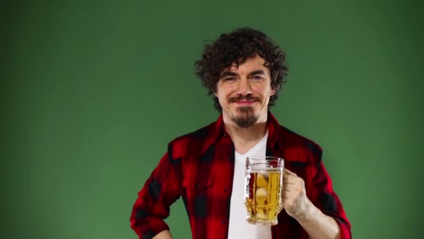 Día de San Patricio. Joven hombre Oktoberfest sirviendo jarra de cerveza grande con bebida aislada sobre fondo amarillo. A cámara lenta. Clave de croma . — Vídeos de Stock