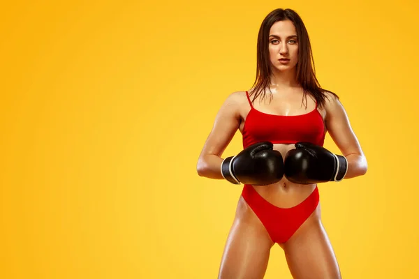 Sportovec, boxerka bojující v rukavicích. na žlutém pozadí. Koncepce boxování a fitness. — Stock fotografie