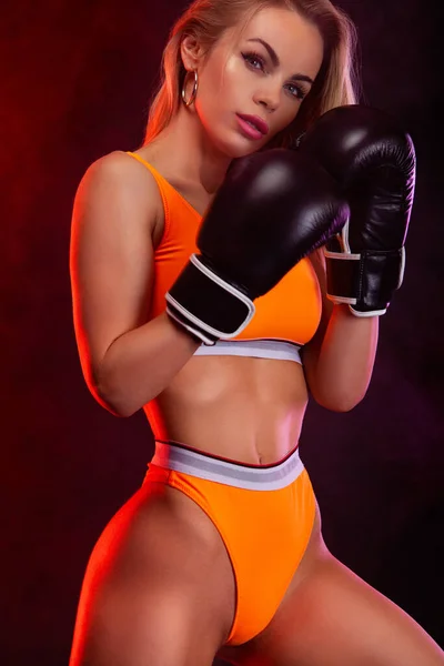 Sportivo, pugile donna che lotta con i guanti. su sfondo scuro. Boxe e fitness concept . — Foto Stock