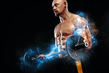 Güçlü ve zinde adam vücut geliştirmeci. Barbell'li sportif kaslı adam. Spor ve fitness motivasyonu. Bireysel spor rekreasyon.