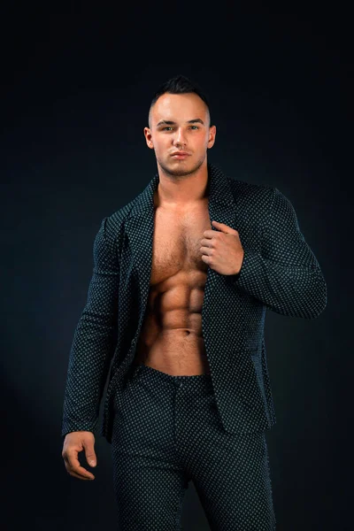 Retrato de hombre guapo y elegante culturista con torso desnudo en traje elegante. Chico en gafas de sol amarillas . —  Fotos de Stock