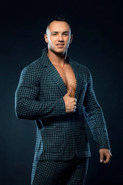 Portrait of handsome stylish man bodybuilder with naked torso in elegant suit — Stock Photo, Image