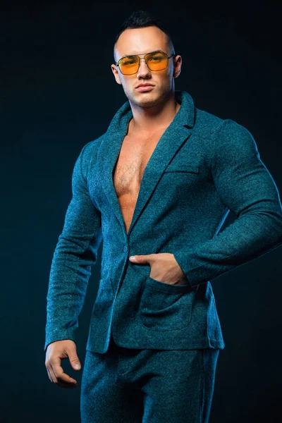 Portrait of handsome stylish man bodybuilder with naked torso in elegant suit — Stock Photo, Image