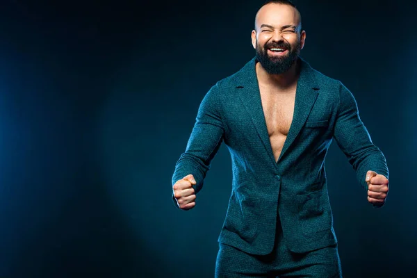 Retrato de homem barbudo bonito e elegante feliz fisiculturista com tronco nu em terno elegante — Fotografia de Stock