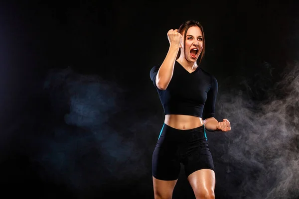 Sprinter a běžkyně. Běžící koncept. Žena běžící na černém pozadí. Koncept zdravého životního stylu a sportu. Žena ve sportovním oblečení. — Stock fotografie