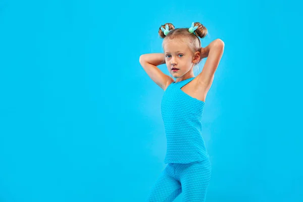 Menina fazendo exercícios de fitness em fundo rosa e rosa em sportswear. Conceito de desporto . — Fotografia de Stock