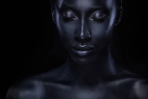 Donna con vernice nera. Giovane ragazza africana allegra con body paint. Un modello incredibile con trucco artistico. Primo piano del viso . — Foto Stock