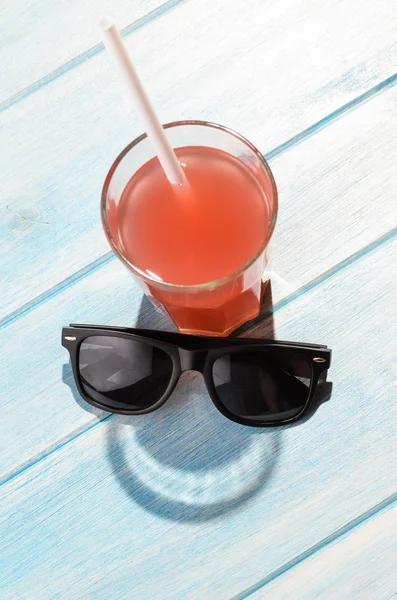 Bebida sorridente na mesa de praia — Fotografia de Stock