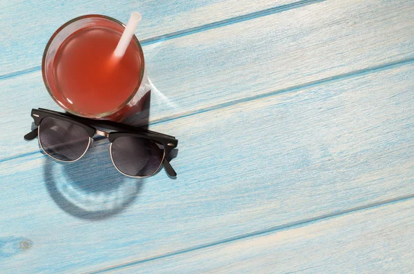 Bebida sonriente en la mesa de playa — Foto de Stock