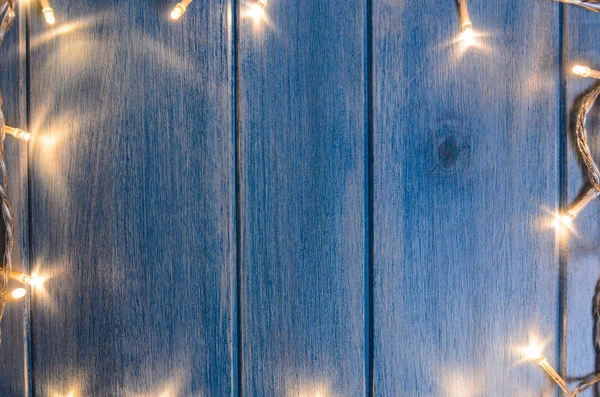 Julbelysning på träbord — Stockfoto