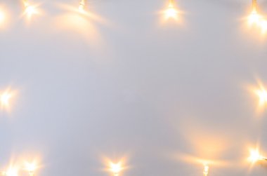 Gri masada Noel ışıkları