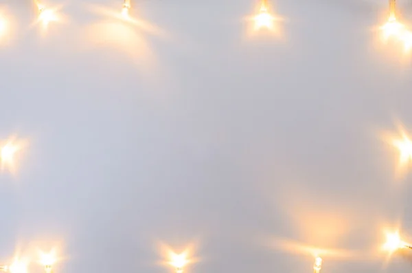 Weihnachtsbeleuchtung auf grauem Tisch — Stockfoto