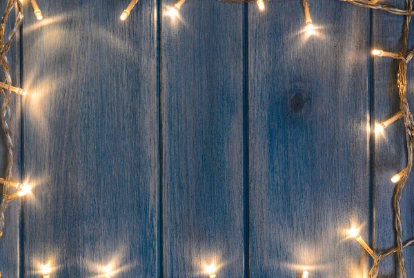 Luci di Natale su tavola di legno — Foto Stock