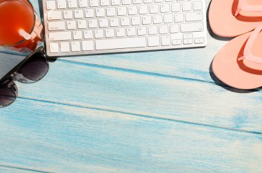 plaj masa üstünde klavye