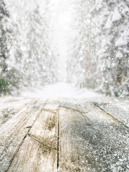 Houten tafel in winter forest — Stockfoto