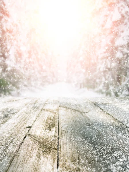 Holztisch im Winterwald — Stockfoto