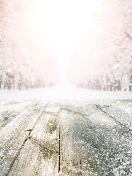 Mesa de madeira na floresta de inverno — Fotografia de Stock